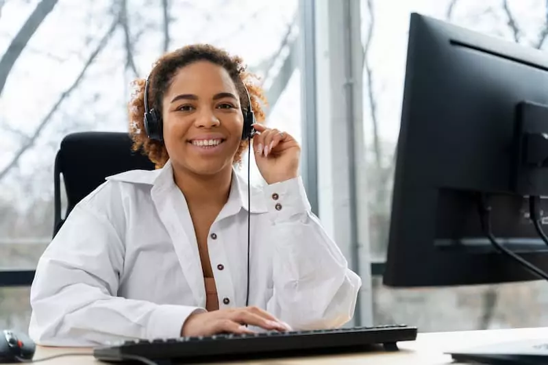 um mulher atende os cliente através do SAC