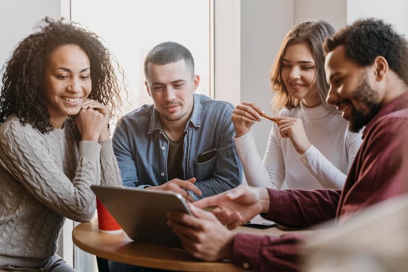 Time reunido e discutindo sobre a importância do endomarketing