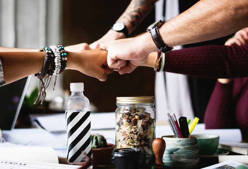 Colaboradores dando as mãos