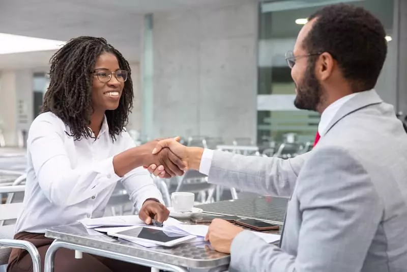 Time de CS e cliente apertam as mãos