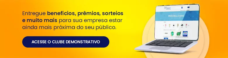 Em um fundo amarelo com uma imagem de um computador, há um botão para acessar o clube demonstrativo do Rede Parcerias