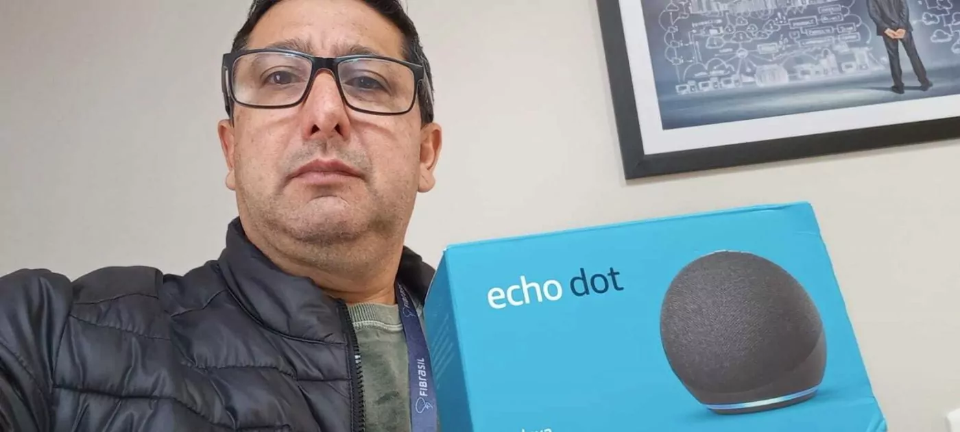 Cliente segurando uma alexa, prêmio de um sorteios mencionados na Retrospectiva do Rede Parcerias