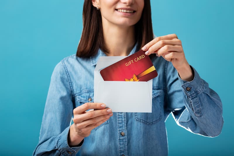 mulher segurado um gift card