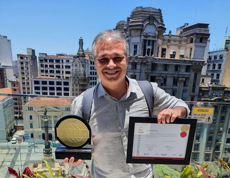 Thiago Mattos, cofundador do Rede Parcerias, com prêmio Acboost 2022