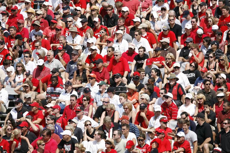 Imagens de torcedores em estádio