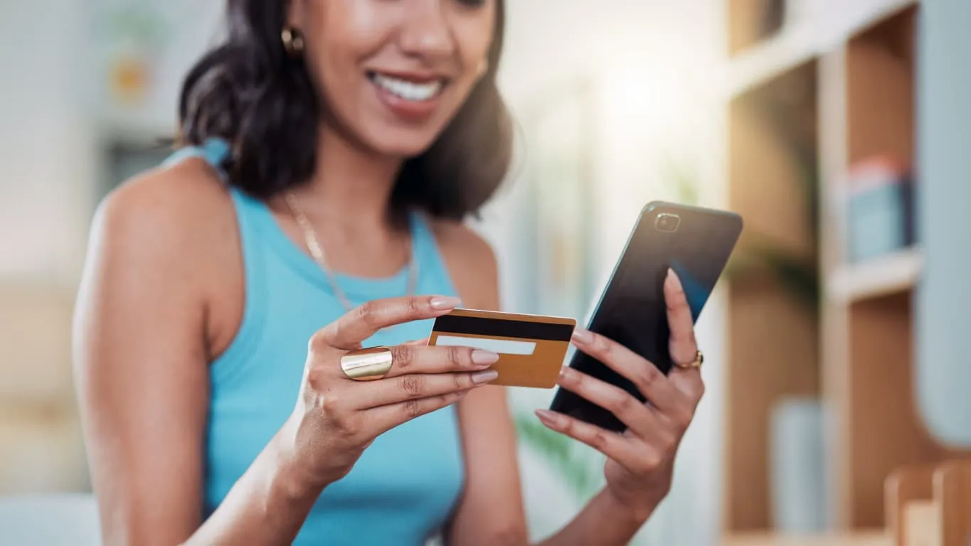 Imagem de uma pessoa fazendo compras