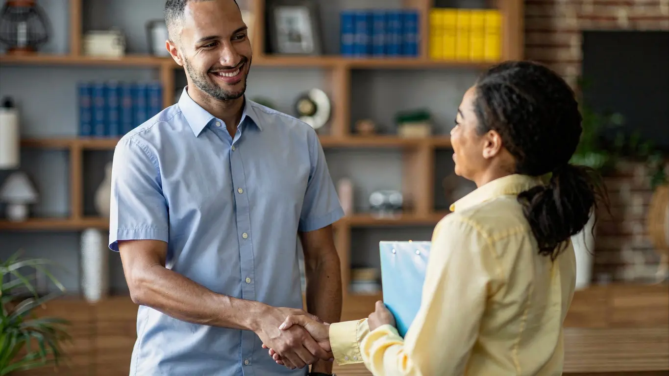 Cliente e empresa apertando as mãos